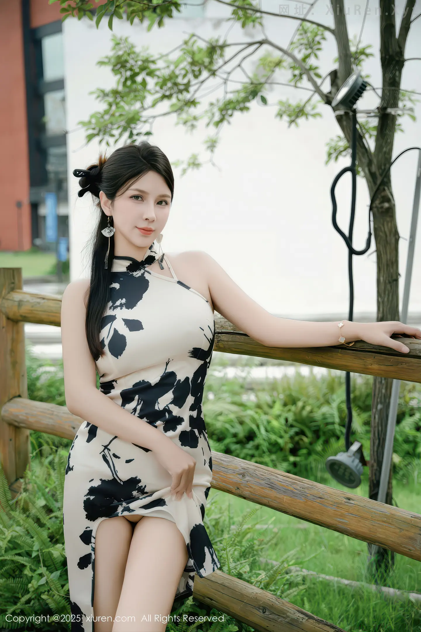 图片[4]-[XiuRen秀人网] VOL.10989 模特小蛮妖Yummy性感白色旗袍露白色内衣秀完美身材诱惑写真70P-秀人网官方网站